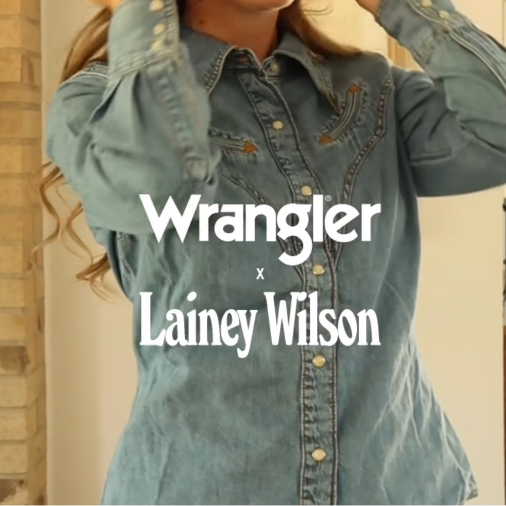 Lainey Wilson X Wrangler Denim Western Shirt - Picture 9 of 11